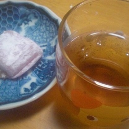 こんにちは・・・・・・ウーロン茶にもはちみつって合いますね。玉椿を頂いたので一緒に食べました。ごちそうさまでした。
(*^_^*)